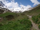 zuhinterst im Val Lumnezia - Fuorcla Blengias (Mitte), links der Vorgipfel zum Piz Terri